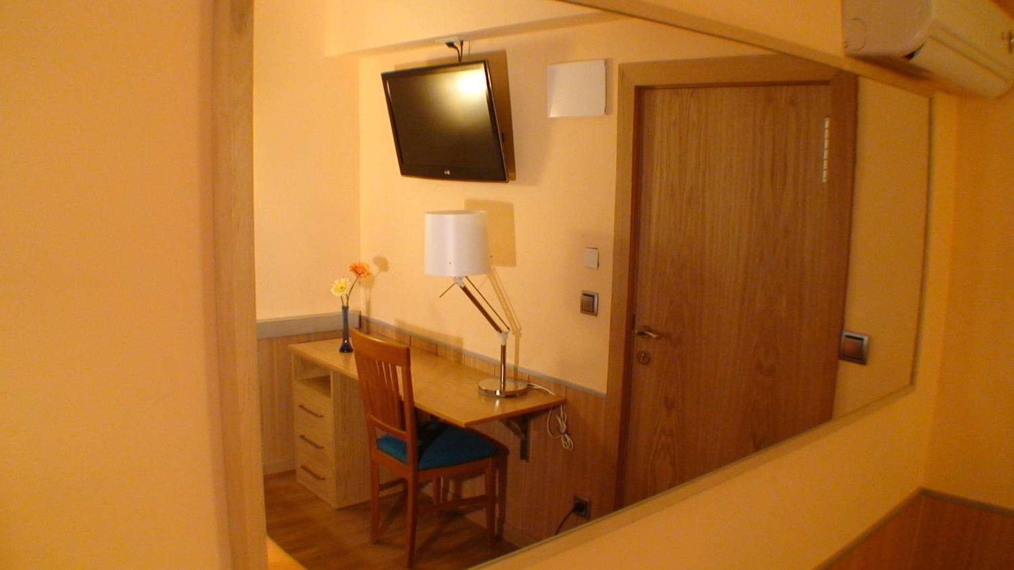 Hostal El Carmen Zaragoza Dış mekan fotoğraf